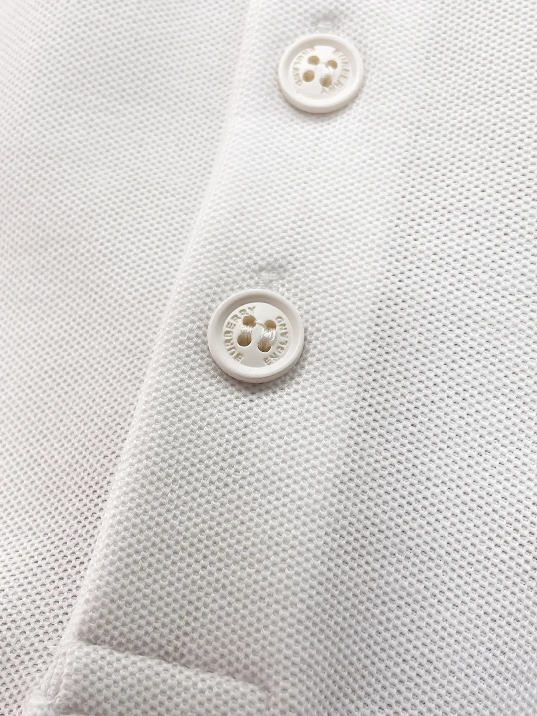 BURBERRY New Arrival Polo shirt, complete with three labels, original fabric, original customized accessories, official Same Style, using 210 grams of pure cotton pique fabric, customized same-tank dyed fabric, very comfortable and smooth to the touch, very wide and stylish, produced by a first-line brand on behalf of Factory, imported Behringer embroidery machine, embroidery is full and textured, imported Kangli direct-injection machine, printing is clear and textured, the collar rib is woven with imported yarn It will not lose shape after being worn for a long time. It is the most New Arrival style in spring and summer. It is fashionable and individual. It is super Versatile and looks good. It is very suitable for both men and women. It is a must-have for everyone. Size: S-XXL